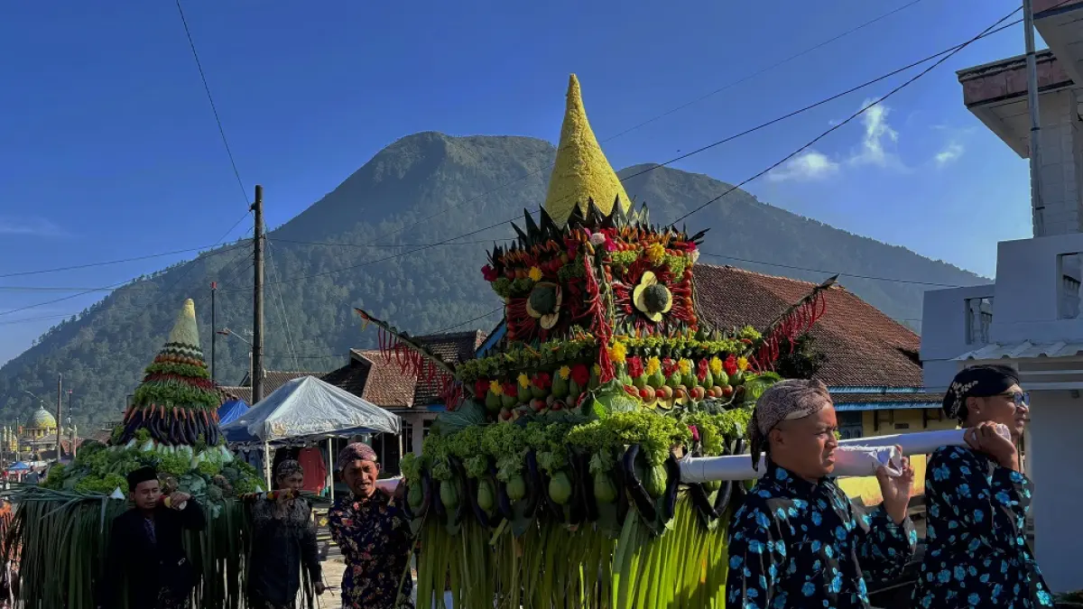 Warga antusias mengikuti kirab gunungan sayuran saat Tradisi Saparan di Dusun Mantran Wetan, Desa Girirejo, Kecamatan Ngablak, Kabupaten Magelang, Rabu (29/7/2026). (ROFIK SYARIF/ JAWA POS RADAR MAGELANG)