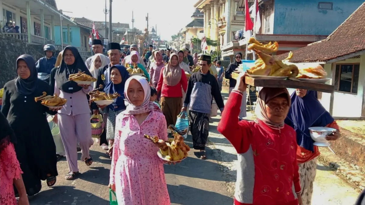 Warga membawa ingkung ayam saat Tradisi Saparan di Dusun Mantran Wetan, Desa Girirejo, Kecamatan Ngablak, Kabupaten Magelang, Rabu (29/7/2026). (ROFIK SYARIF/ JAWA POS RADAR MAGELANG)