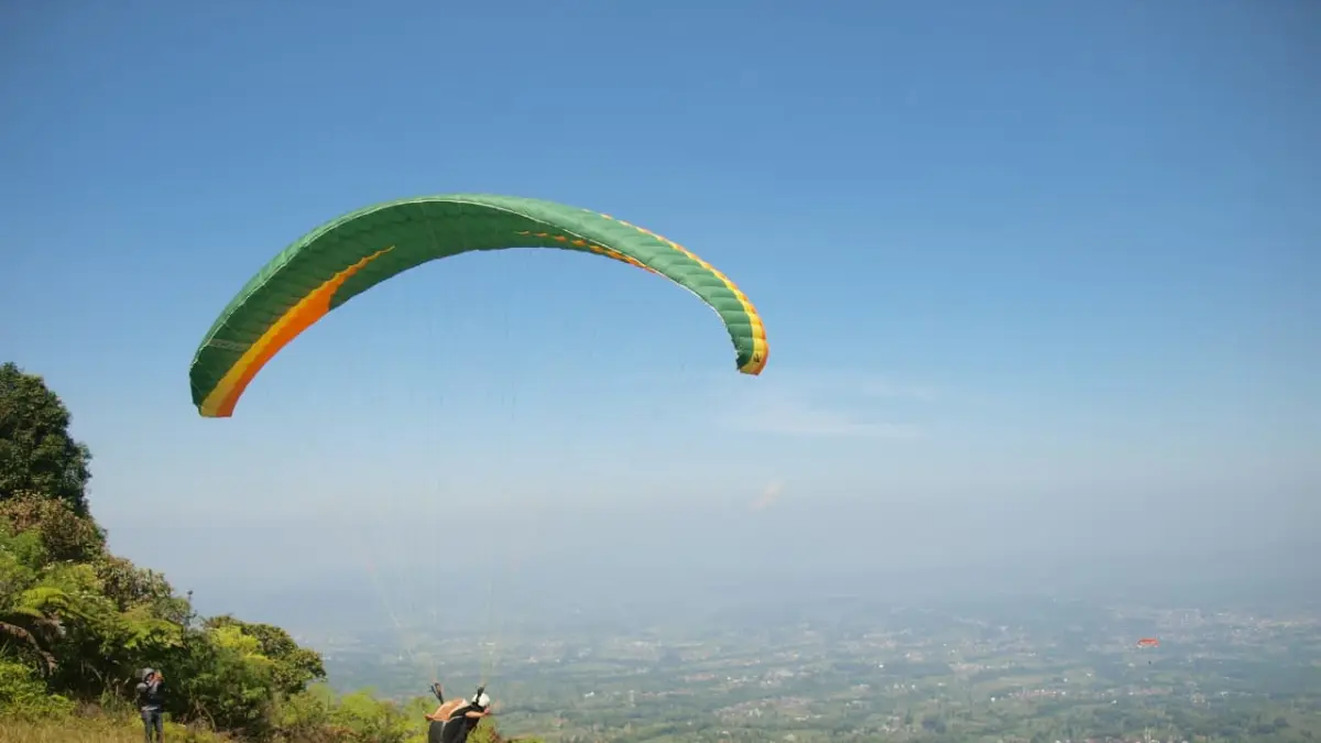 Wonosobo Paragliding Culture Festival 2026 yang digelar akhir pekan lalu (25–26/7/2026) di Bukit Kekeb dan Lapangan Desa Lengkong, Kecamatan Garung diikuti 50 peserta. (Diskominfo Wonosobo for Jawa Pos Radar Magelang)