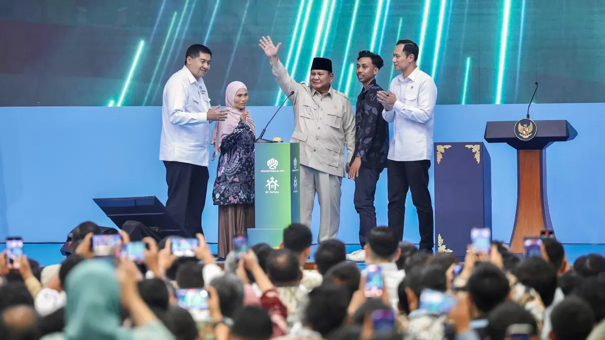 Presiden Prabowo Subianto bersama Menteri Maruarar Sirait serta Menteri AHY berbincang dengan warga di acara Akad Massal 62.710 Unit KPR Rumah Subsidi dan KUR Perumahan di Perumahan Puri Delta City Side, Desa Siwatu, Kecamatan Wonotunggal, Kabupaten Batang, Kamis (30/7/2026).&nbsp;(Istimewa)