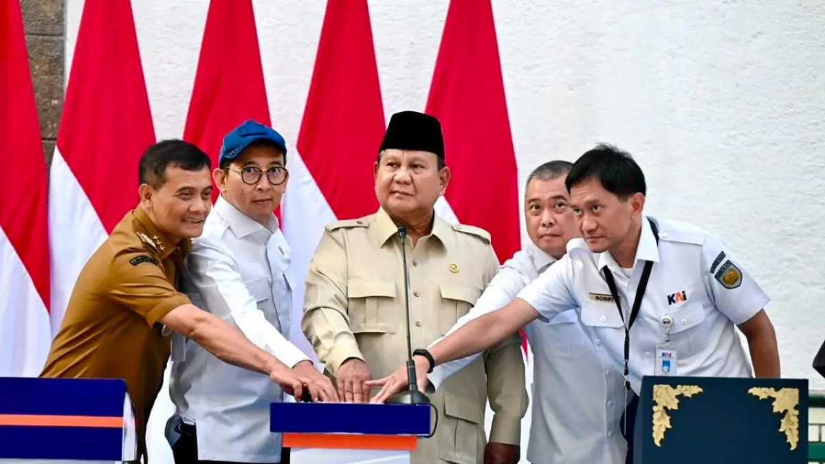 Presiden Prabowo bersama Gubernur Jawa Tengah Ahmad Luthfi, Menteri Perhubungan Dudy Purwagandhi, Menteri Kebudayaan Fadli Zon, dan Direktur Utama PT Kereta Api Indonesia (KAI) Bobby Rasyidin menekan tombol sirine peresmian revitalisasi Stasiun Tawang, Kamis (30/7/2026). (Istimewa)