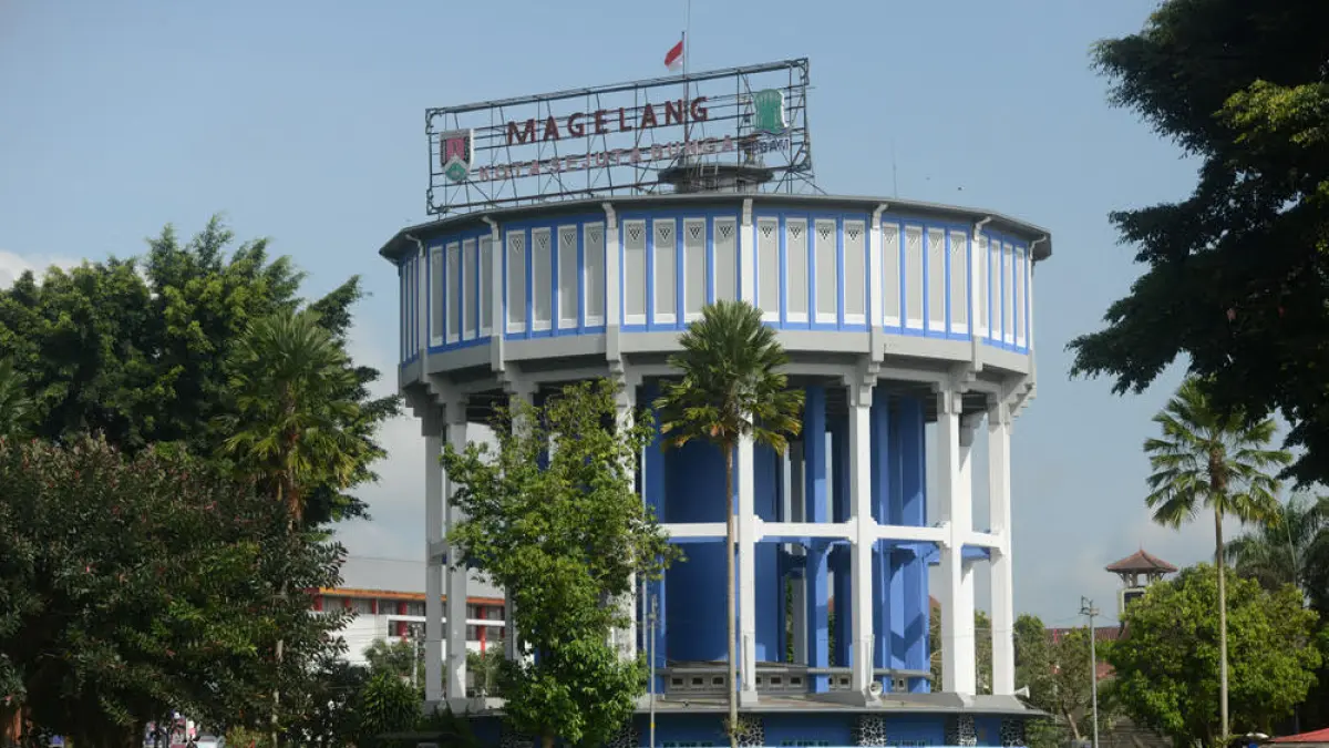 Alun-Alun Kota Magelang menjadi salah satu ruang publik paling populer di kota ini. Berada di pusat kota, kawasan ini hampir tidak pernah sepi dari aktivitas masyarakat.