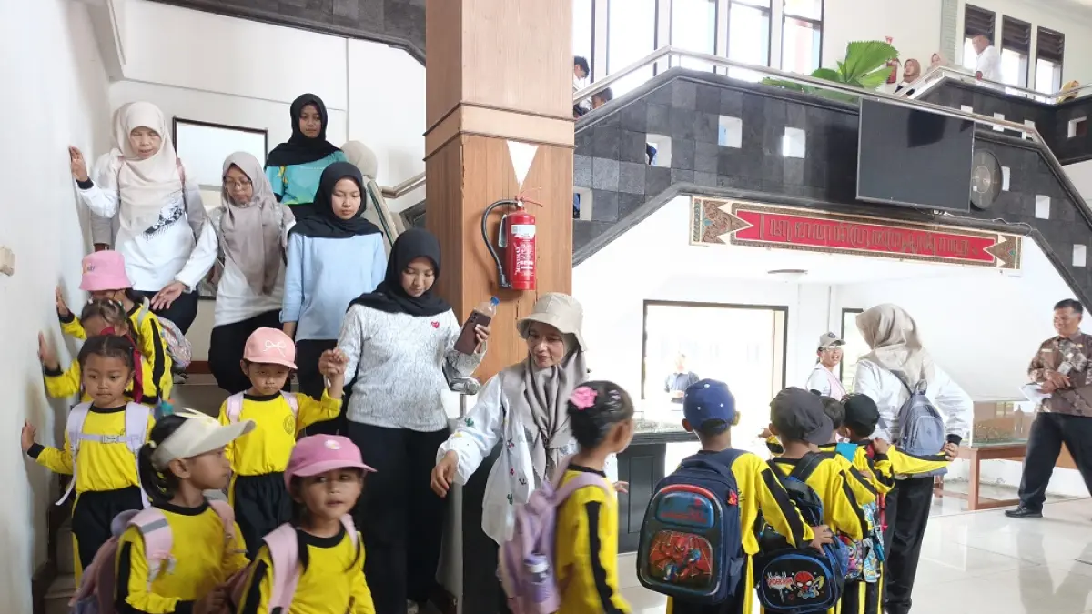 Anak-anak diajak melihat-lihat ruangan Bupati dan Wakil Bupati Magelang di lantai 2 komplek Setda Kabupaten Magelang pada puncak peringatan Hari Anak Nasional di Kabupaten Magelang, Kamis (30/7/2026). (ROFIK SYARIF/ JAWAPOS RADAR MAGELANG)