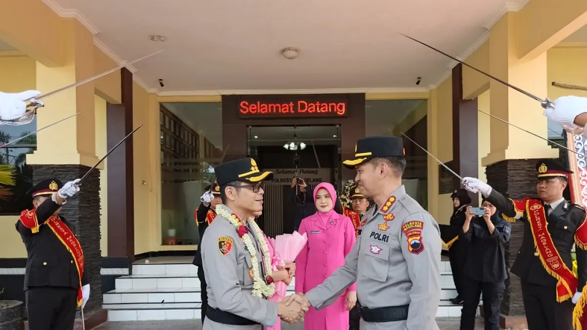 Pelepasan Kombes Pol Herbin Garbawiyata Jaya Sianipar dan istri oleh Kapolresta baru Kombes Pol Edy Bagus Sumantri. (ROFIK SYARIF/ JAWA POS RADAR MAGELANG)