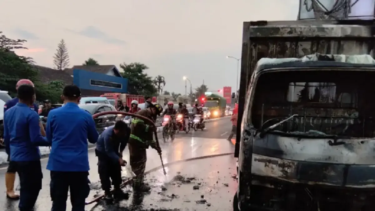 Petugas gabungan berupaya memadamkan api yang melalap mobil boks di pertigaan Palbapang, Mungkid, Kabupaten Magelang.