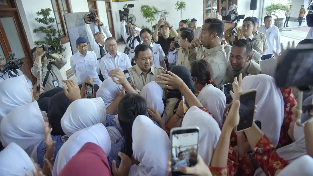 Presiden Prabowo Subianto usai meresmikan wajah baru Stasiun Tawang usai revitalsiasi, Kamis (30/7/2026). (NUR CHAMIM/JAWA POS RADAR SEMARANG)
