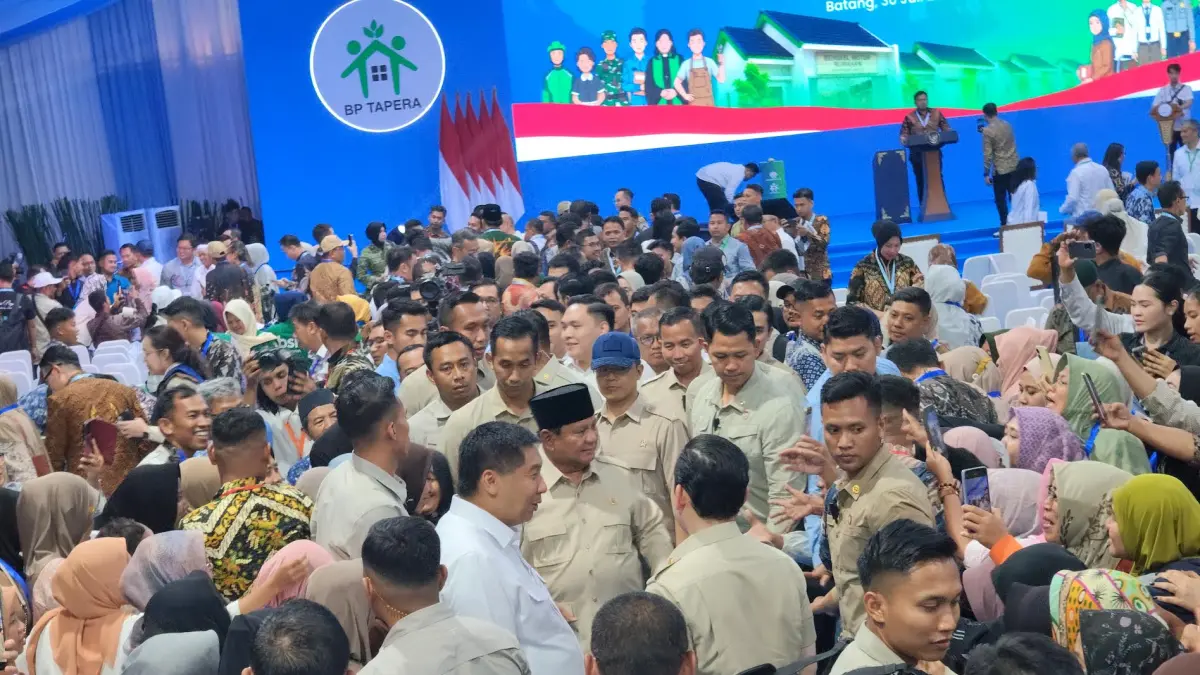 Presiden RI Prabowo Subianto meresmikan akad massal Kredit Pemilikan Rumah (KPR) Subsidi dan Kredit Usaha Rakyat (KUR) Perumahan di Perumahan Puri Delta City Side, Desa Kaliwareng, Kecamatan Warungasem, Kabupaten Batang, Kamis (30/7/2026).