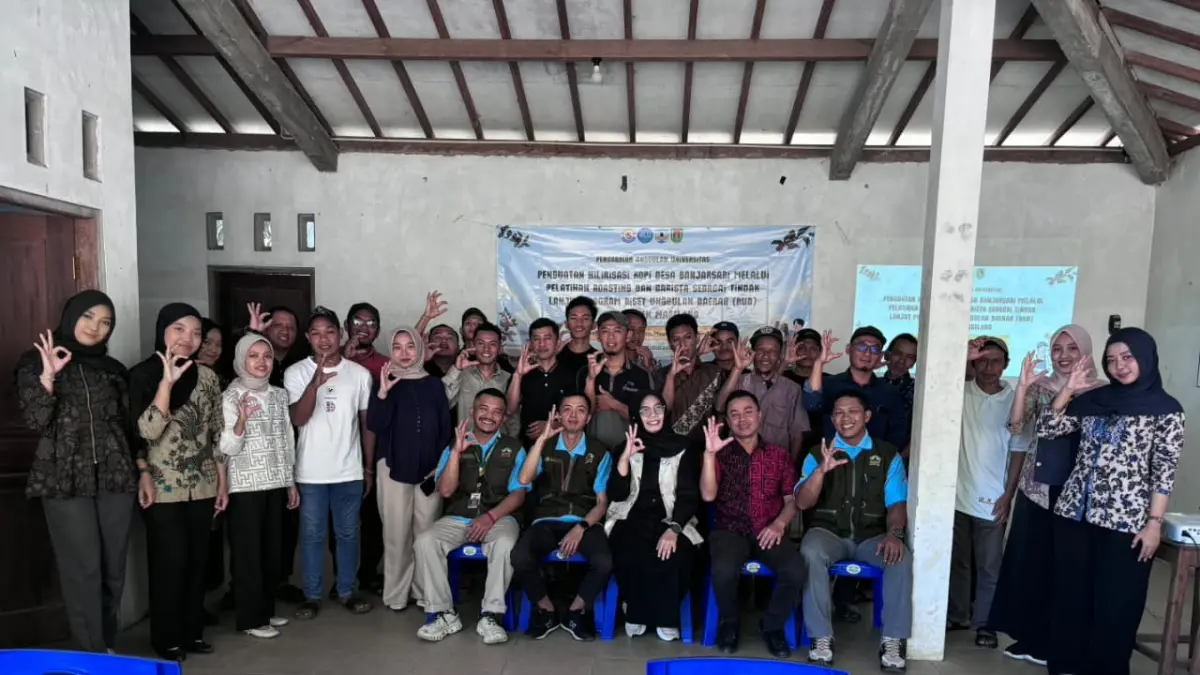 Tim pengabdian Masyarakat dari Pusat Studi Green Economy Universitas Tidar berkolaborasi lintas prodi dan mahasiswa Universitas Tidar mengadakan pengabdian masyarakat di desa Banjarsari, Kecamatan Grabag, Kabupaten Magelang. (Dok Tim Pengabdian Untidar 2026)