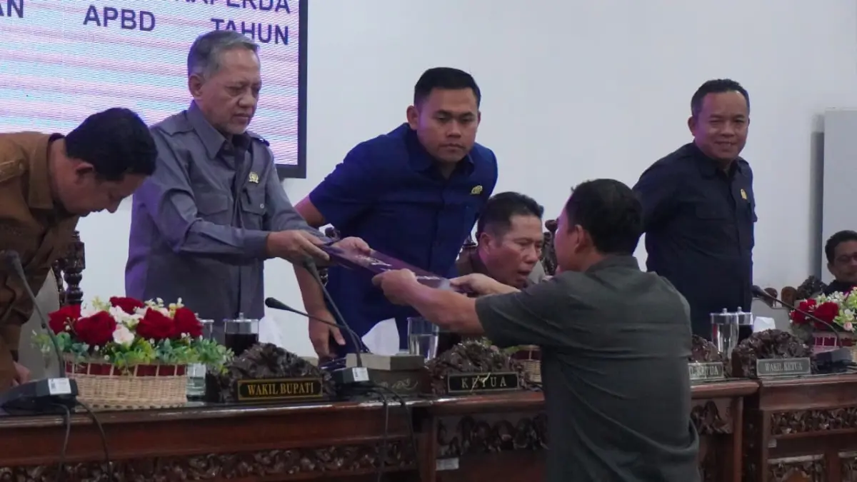 Ketua DPRD Kabupaten Wonosobo Eko Prasetyo HW menerima dokumen dalam sidang paripurna Senin (27/7/026). (Dok Humas Setwan Wonosobo)