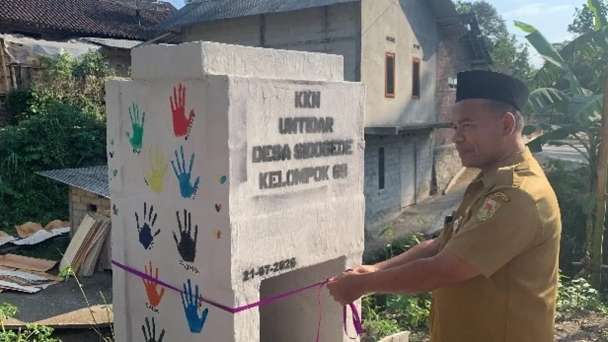 Pj Kades Sidogede, Kecamatan Grabag, Kabupaten Magelang, melepas pita tanda diresmikannya penggunaan rocket stove inovasi dari mahasiswa KKN Untidar.