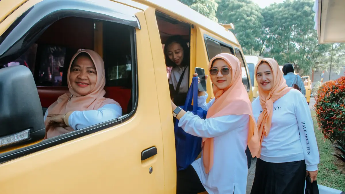 Anggota DWP Setda Kabupaten Wonosobo memilih ngompreng bareng menuju lokasi kegiatan di Menjer, Jumat (31/7/2026). (Diskominfo Wonosobo for Jawa Pos Radar Magelang)