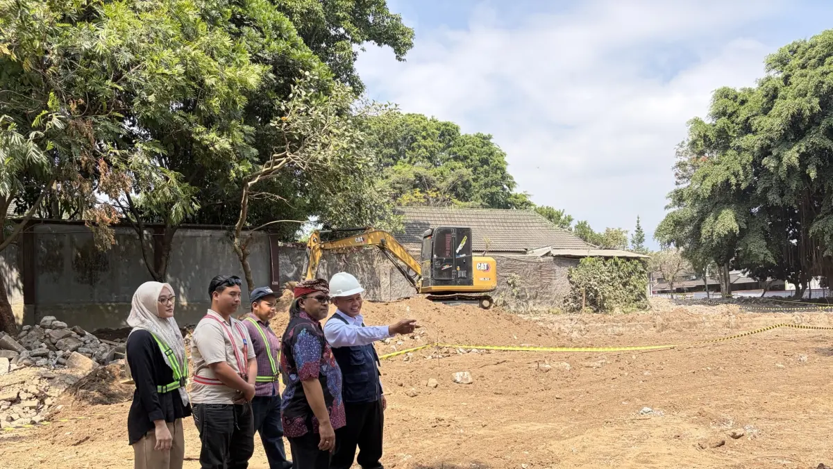 Bupati Temanggung Agus Setyawan mengecek kawasan pembangunan  Taman Pengayoman, Jumat (31/7/2026) usai melakukan groundbreaking. (Devi Khofifatur Rizqi/Jawa Pos Radar Magelang)