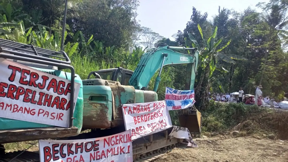 Alat berat untuk tambang pasir disegel warga. (ROFIK SYARIF/ JAWA POS RADAR MAGELANG)