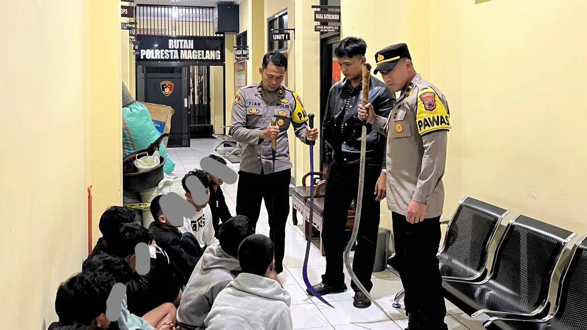 Sebanyak 12 remaja diamankan beserta tiga bilah celurit di Dusun Blongkeng, Kecamatan Ngluwar.

&nbsp;