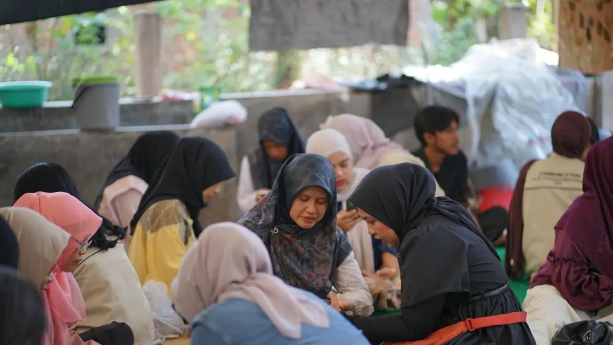 Sesi praktik pembuatan TikTok sebagai upaya meningkatkan pemasaran produk ecoprint pada Sabtu (1/8/2026) di Kampung Kasuryan Borobudur. (Dok Tim Pengabdian Untidar)