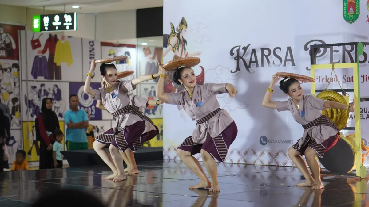 Tarian ini terinspirasi dari ritual budaya Saparan yang dilakukan oleh masyarakat di Pulau Jawa.