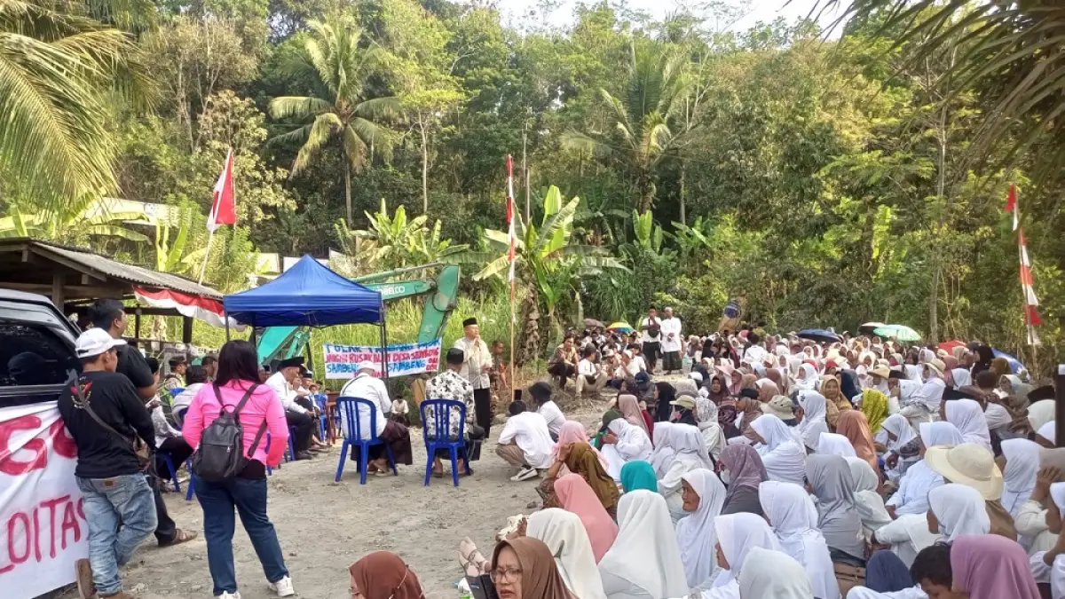 Tolak tambang pasir dan tanah urug, warga Desa Sambeng, Kecamatan Borobudur, Kabupaten Magelang menggelar doa dan pengajian. (ROFIK SYARIF/ JAWA POS RADAR MAGELANG)