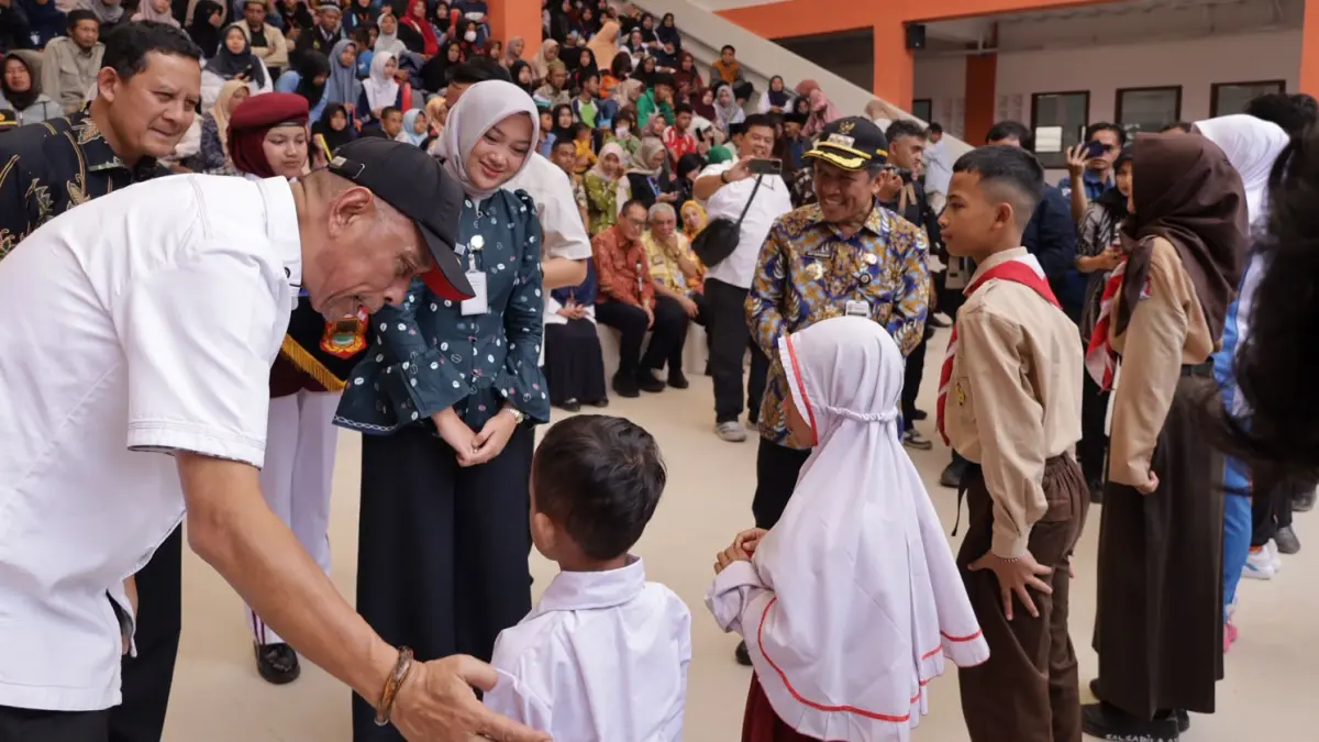 Wakil Menteri Sosial Agus Jabo Priyono berbincang dengan anak-anak Sekolah Rakyat Terintegrasi I Wonosobo, Jumat (31/7/2027)