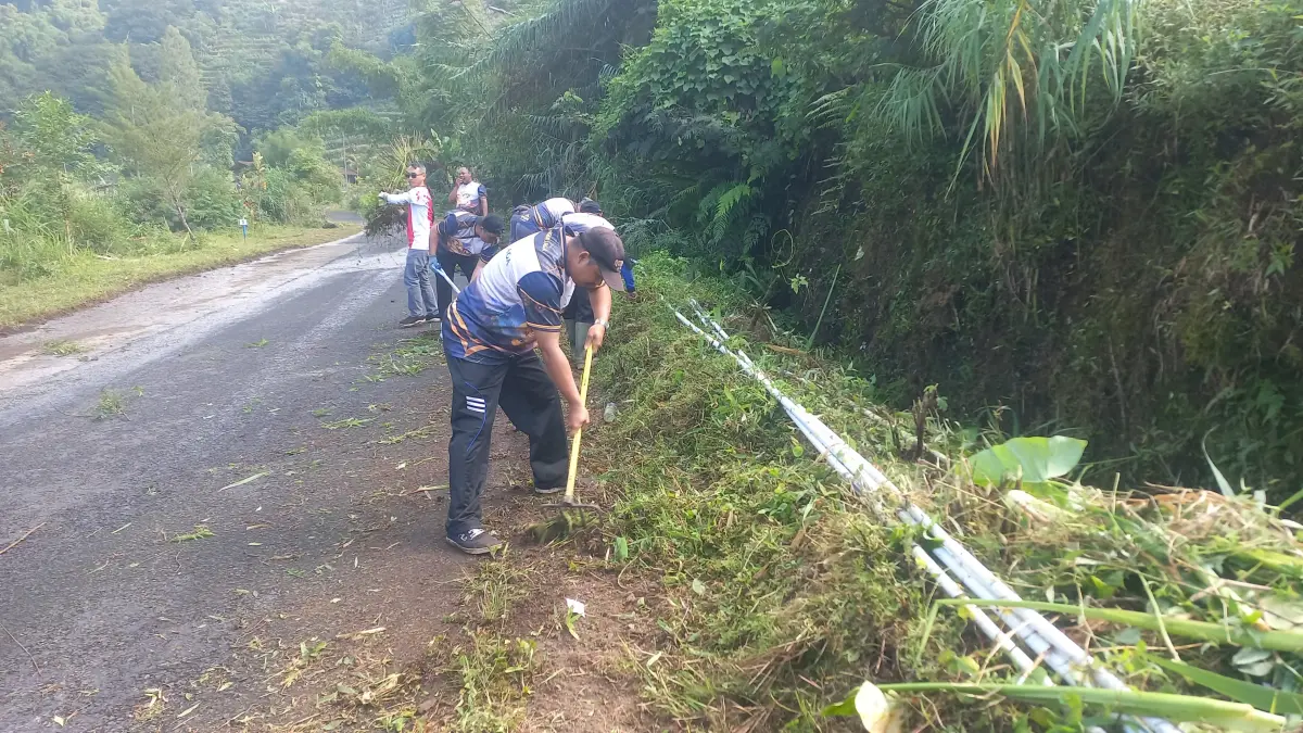  Warga Mlandi membersihkan jalur wisata Dieng bersama personel DPUPR, Jumat (31/7/2026).