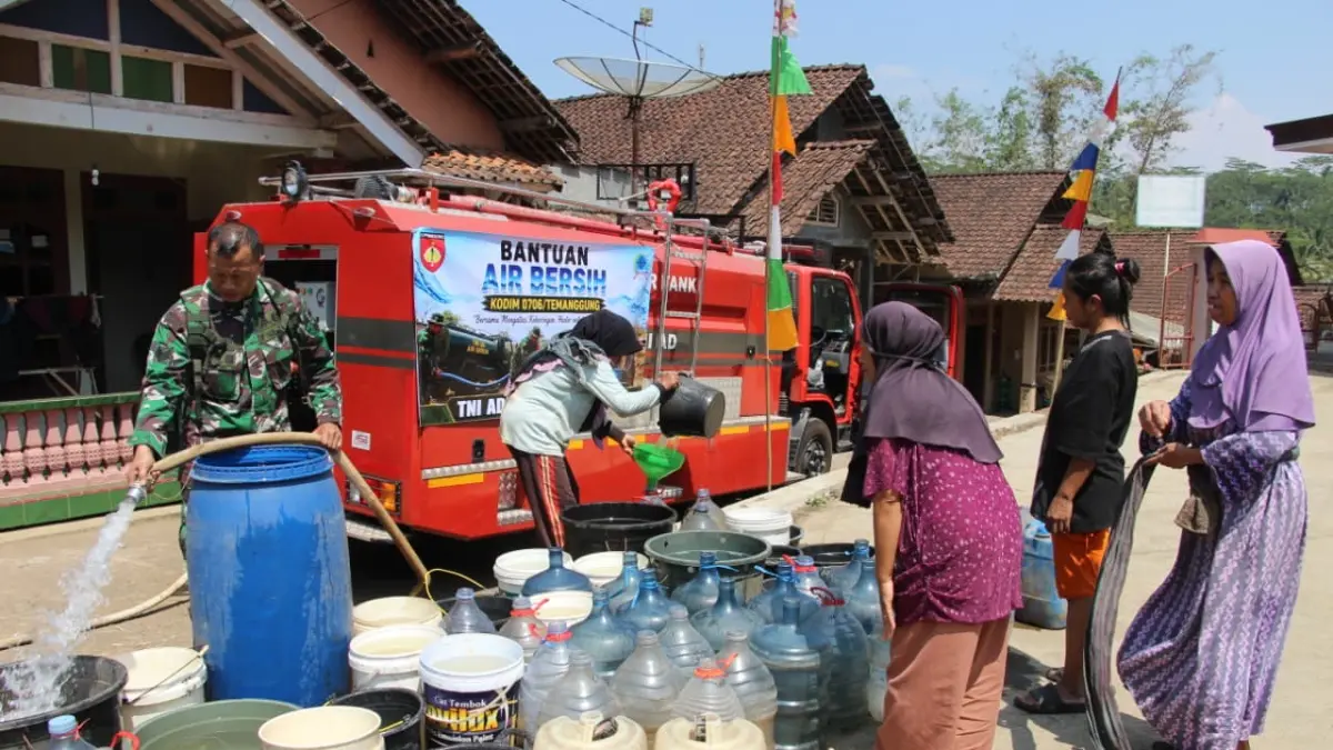 Kodim 0706/Temanggung mendistribusikan air bersih untuk warga di Dusun Kalimayung, Desa Gentan, Kranggan, Senin (3/8/2026). (Devi Khofifatur Rizqi/Jawa Pos Radar Magelang)