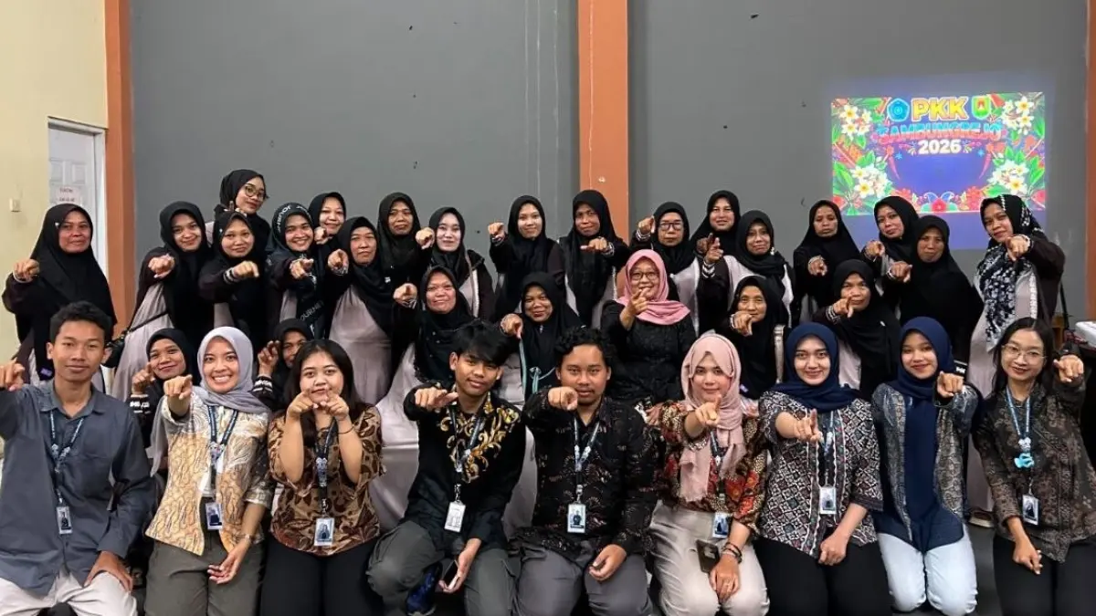 Tim mahasiswa KKN Kelompok 67 Untidar foto bersama ibu-ibu PKK usai mengadakan sosialisasi mengenai sampah di Aula Balai Desa Sambungrejo, Grabag, Kabupaten Magelang, Kamis (30/7/2026). (Tim KKN 67 Untidar)