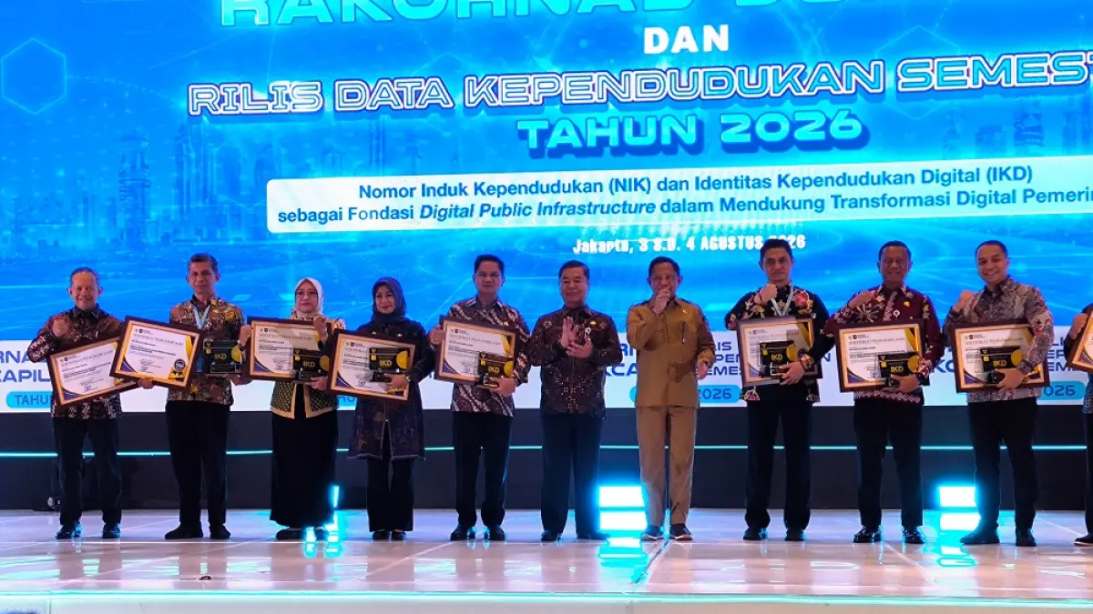 Kepala Disdukcapil Kota Magelang RR Sri Mulatsih (tiga dari kiri) menerima penghargaan dari Menteri Dalam Negeri Muhammad Tito Karnavian, Senin (3/8/2026).