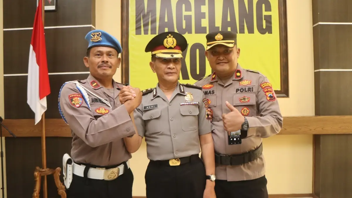 Kompol Heri Saktiyono (tengah) usai menerima kenaikan pangkat pengabdian, Senin (3/8/2026).