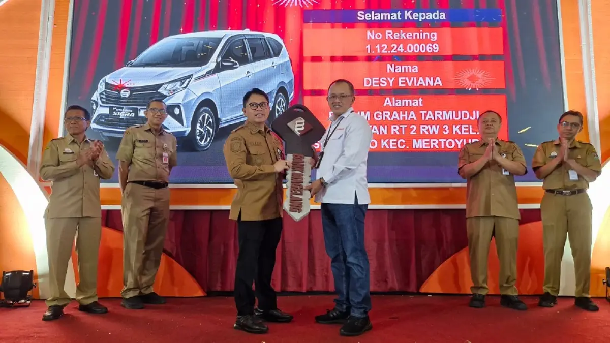 Mewakili pemenang, Direktur Bank Magelang Taufik Hidayat menerima kunci mobil secara simbolis dari Wali Kota Magelang Damar Prasetyono, Selasa (4/8/2026).&nbsp; PUPUT PUSPITASARI/JAWA POS RADAR MAGELANG