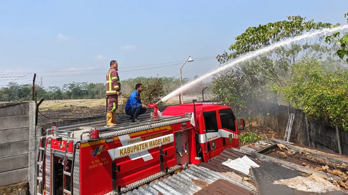 Petugas Damkar WMK Secang melakukan pendinginan lahan di belakang pabrik Wings yang terbakar, Selasa (4/8/2026).&nbsp; (ROFIK SYARIF/ JAWA POS RADAR MAGELANG)
