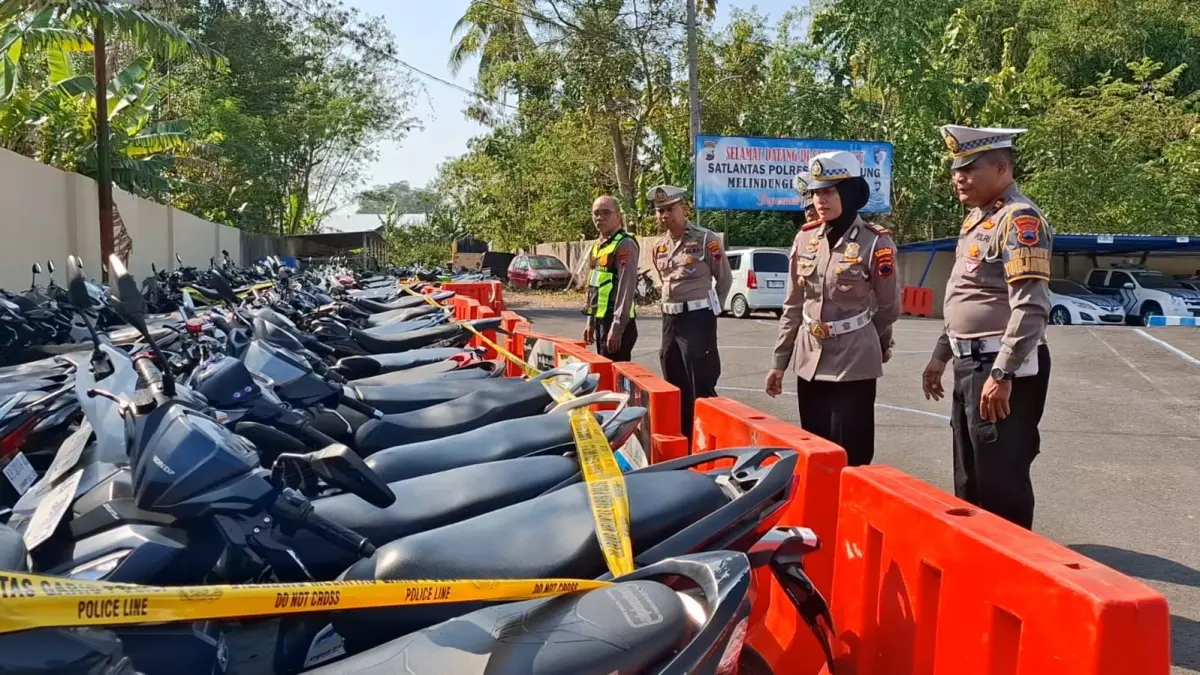 Polisi menunjukkan kendaraan yang digunakan balap liar dan tidak sesuai standar di halaman Mapolres Temanggung. (Devi Khofifatur Rizqi/Jawa Pos Radar Magelang)