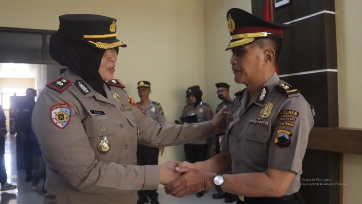 Wakapolres Magelang Kota Kompol Eka Yuniastuti memberikan ucapan selamat kepada Kompol Heri Saktiyono usai menerima kenaikan pangkat pengabdian, Senin (3/8/2026).