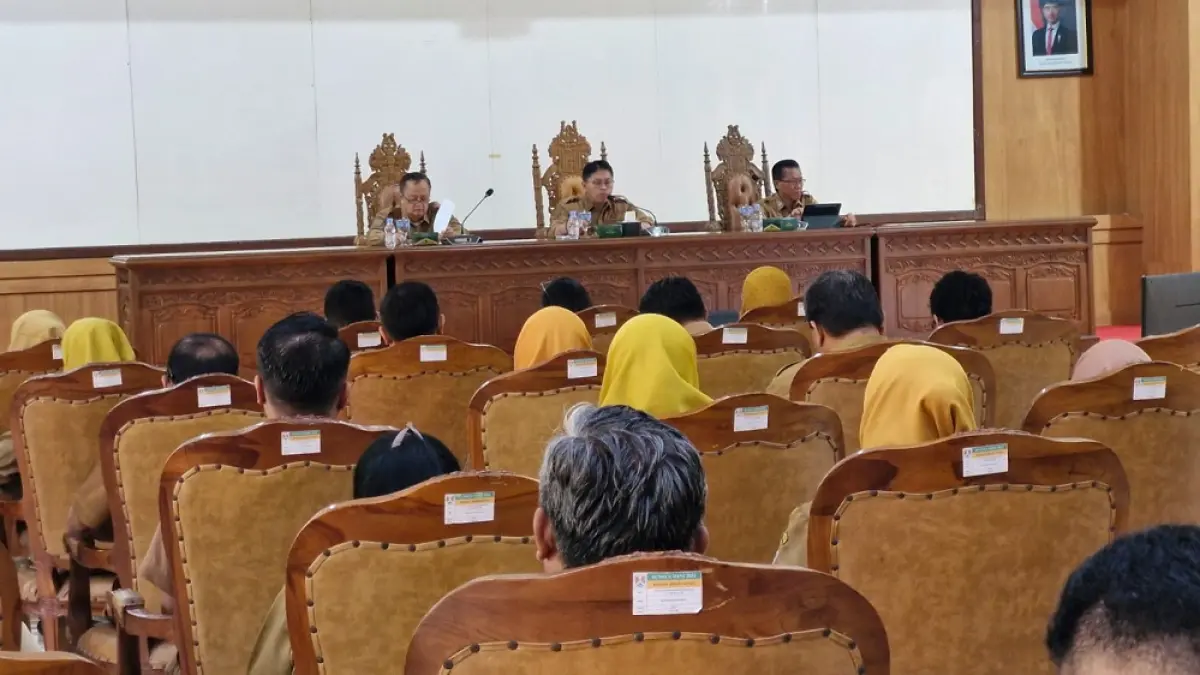 Wali Kota Magelang Damar Prasetyono memimpin monitoring dan evaluasi Organisasi Perangkat Daerah (OPD) di Gedung Adipura Kencana, Senin (3/8/2026). (PUPUT PUSPITASARI/JAWA POS RADAR MAGELANG)