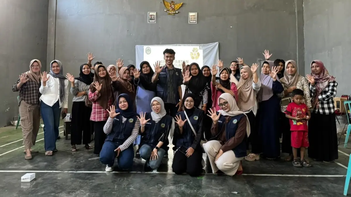 
Foto bersama Tim KKN 5 Universitas Tidar periode Juli-Agustus 2026 dengan ibu-ibu PKK Girikulon, Kecamatan Secang, Kabupaten Magelang  pada kegiatan sosialisasi dan demonstrasi pembuatan lilin aromaterapi, Selasa (28/7/2026). (Dok Tim KKN 5 Untidar)
