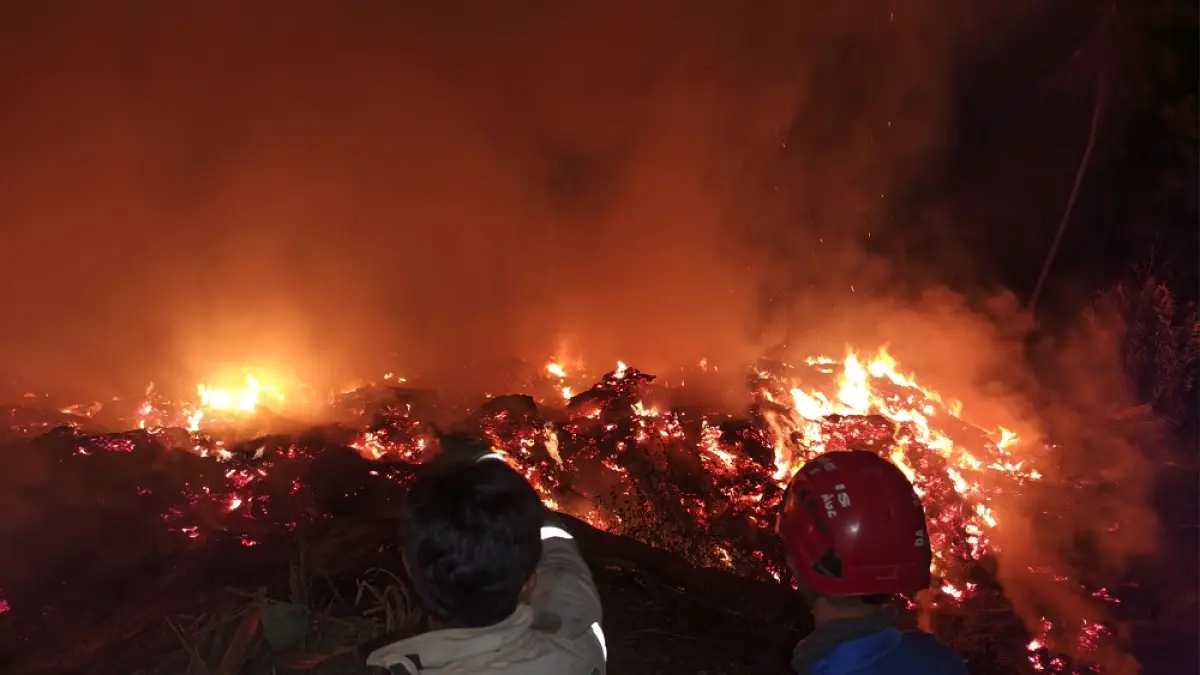Kebakaran limbah kayu dari sebuah pabrik yang berlokasi di Salam, Kabupaten Magelang Selasa (4/8/2026) malam. (ROFIK SYARIF/ JAWA POS RADAR MAGELANG)