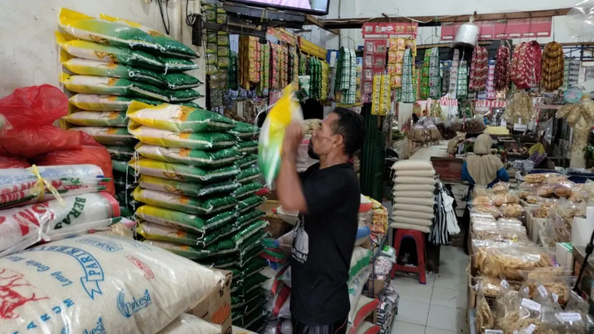 Pekerja sedang mengedrop beras SHBP di Pasar  Temenggungan Kebumen. Ketersediaan beras ini di sejumlah pasar tradisional dan modern untuk stabilisasi harga pasaran. (Dok Bulog Magelang)