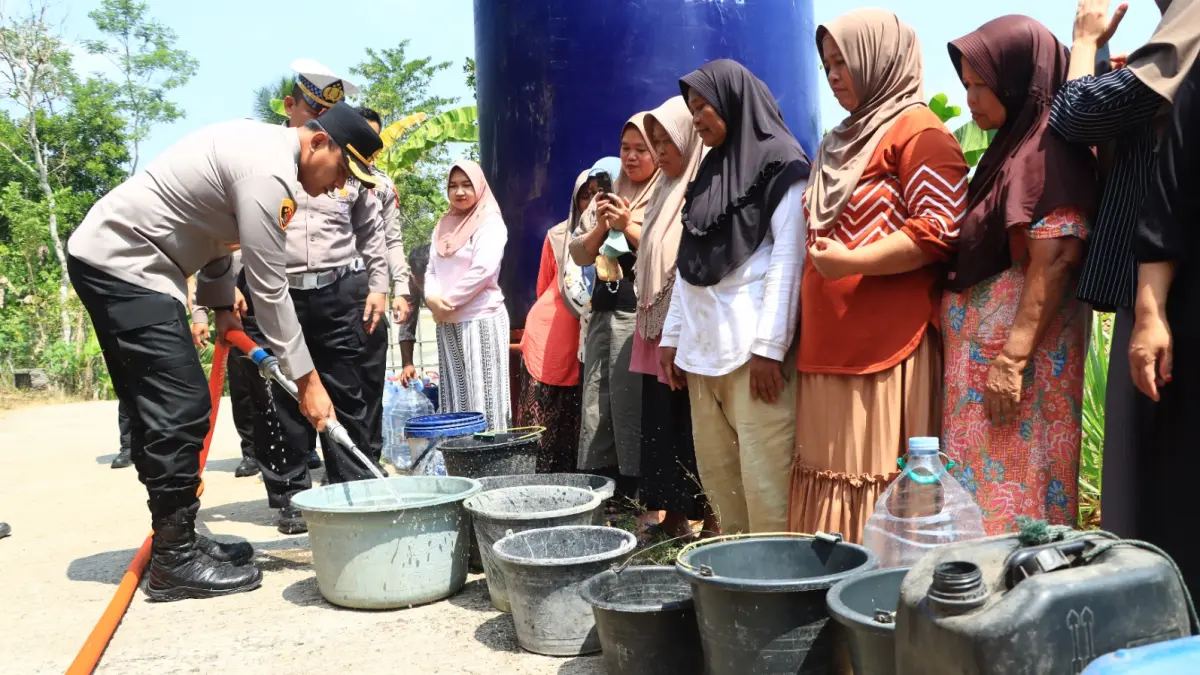 Warga Dusun Bersole, Desa Sumberejo, Kecamatan Wadaslintang Wonosobo antre mendapat bantuan air bersih dari Polres Wonosobo, kemarin (4/8/2026). (Istimewa)