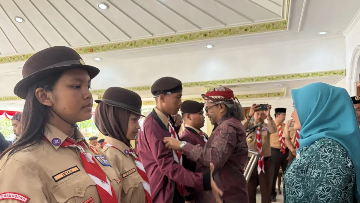 Bupati Agus Setyawan melepas kontingen Gerakan Pramuka Kabupaten Temanggung yang akan mengikuti Jambore Nasional XII di Bumi Perkemahan Cibubur, Jakarta. (Devi Khofifatur Rizqi/ Jawa Pos Radar Magelang)