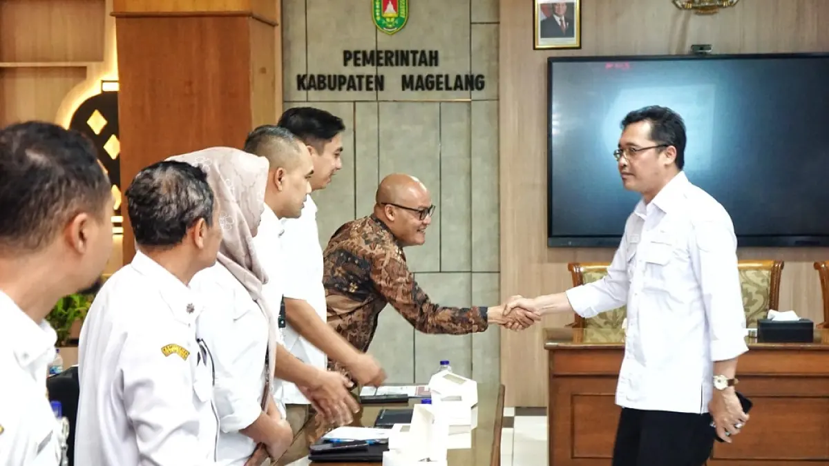 Bupati Magelang Grengseng Pamuji minta program Belonjo Warung Tonggo tak buru-buru diperluas.