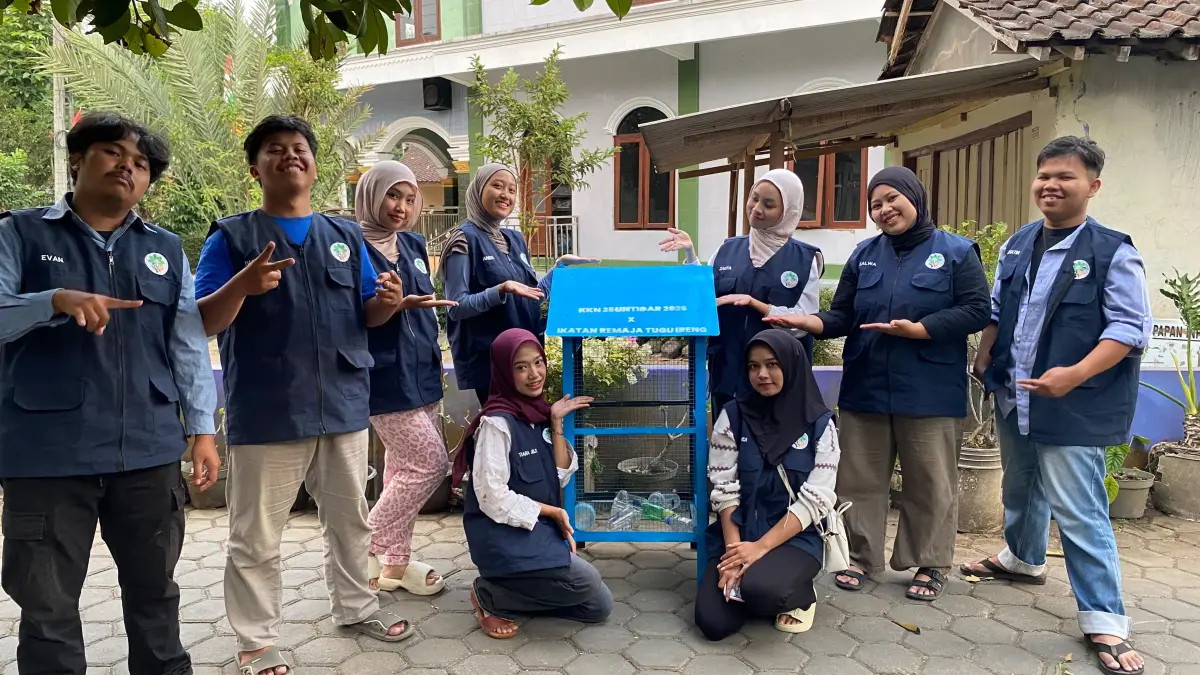 Mahasiswa KKN Kelompok 25 dengan inovasi program tong sedekah sampah,  di Desa Dawung, Tegalrejo, Kabupaten Magelang, Kamis (6/8/2026). (Dok Tim KKN 25 Untidar)