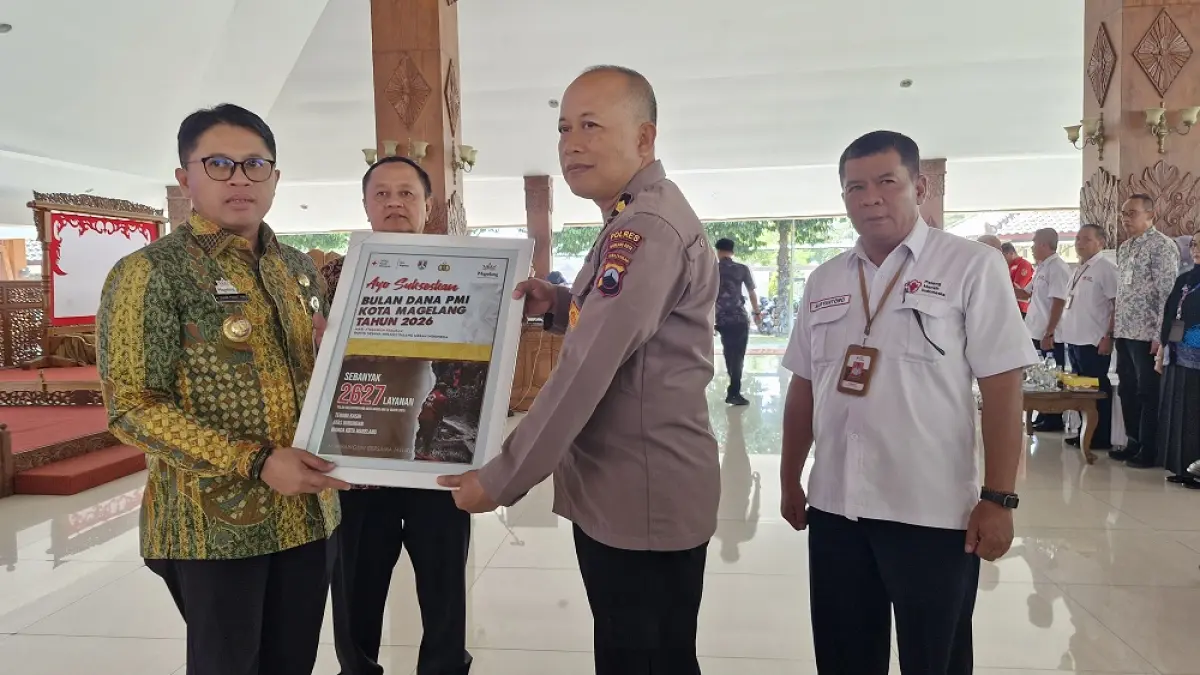 Penyerahan simbolis oleh Wali Kota Magelang Damar Prasetyono kepada perwakilan Panitia Bulan Dana PMI Kota Magelang tahun 2026, Kamis (6/8/2026). (PUPUT PUSPITASARI/JAWA POS RADAR MAGELANG)