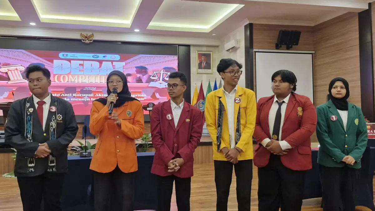 Peserta kompetisi mengenalkan diri sebelum babak penyisihan debat antikorupsi di mana mereka akan melontarkan ide-ide segar untuk memikat juri, Kamis (6/8/2026). (PUPUT PUSPITASARI/JAWA POS RADAR MAGELANG)