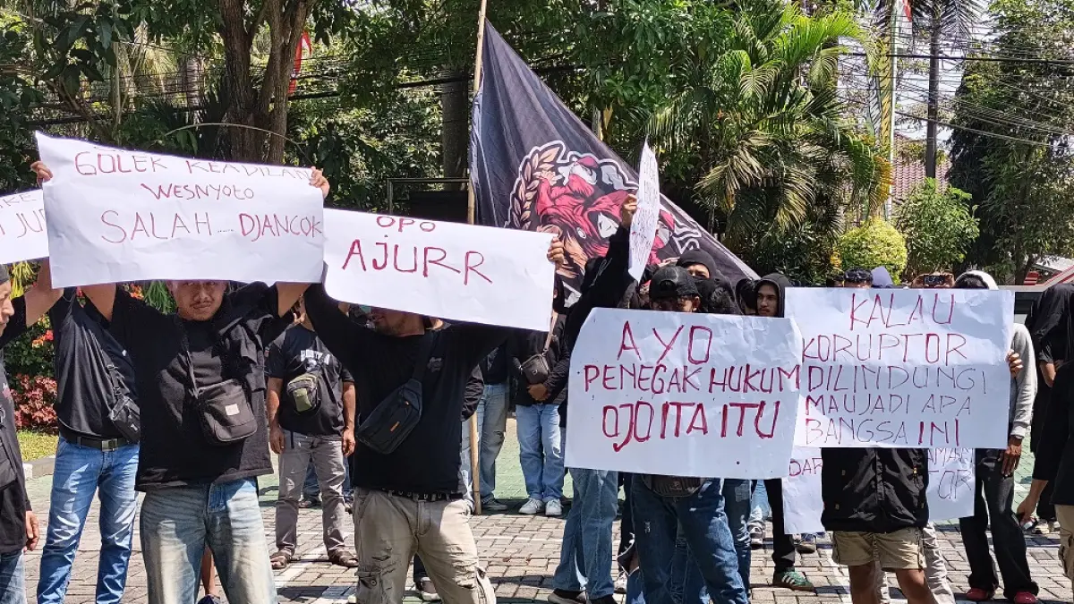 Ratusan warga Desa Wonogiri, Kecamatan Kajoran, mendatangi kantor Kejari Kabupaten Magelang untuk menanyakan kejelasan kasus dugaan korupsi Kades Junarsih, Kamis (6/8/2026). (ROFIK SYARIF/ JAWA POS RADAR MAGELANG)