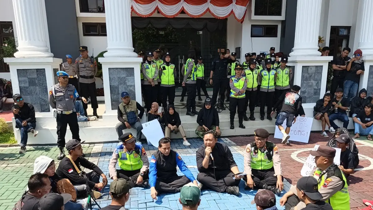 Sejumlah pejabat Kejari Kabupaten Magelang menemui warga Desa Wonogiri, Kajoran di halaman Kejari. (ROFIK SYARIF GP/JAWA POS RADAR MAGELANG)