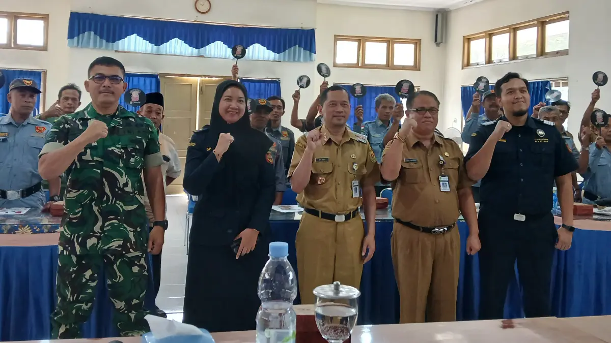 Sosialiasi peraturan perundang-undangan ketentuan bidang cukai yang diadakan Disdagkop dan UKM Kabupaten Magelang di aula Kecamatan Secang bersama Bea Cukai Magelang, Selasa (23/6/2026), diikuti satlinmas setempat. (Lis Retno Wibowo/Jawa Pos Radar Magelang)

