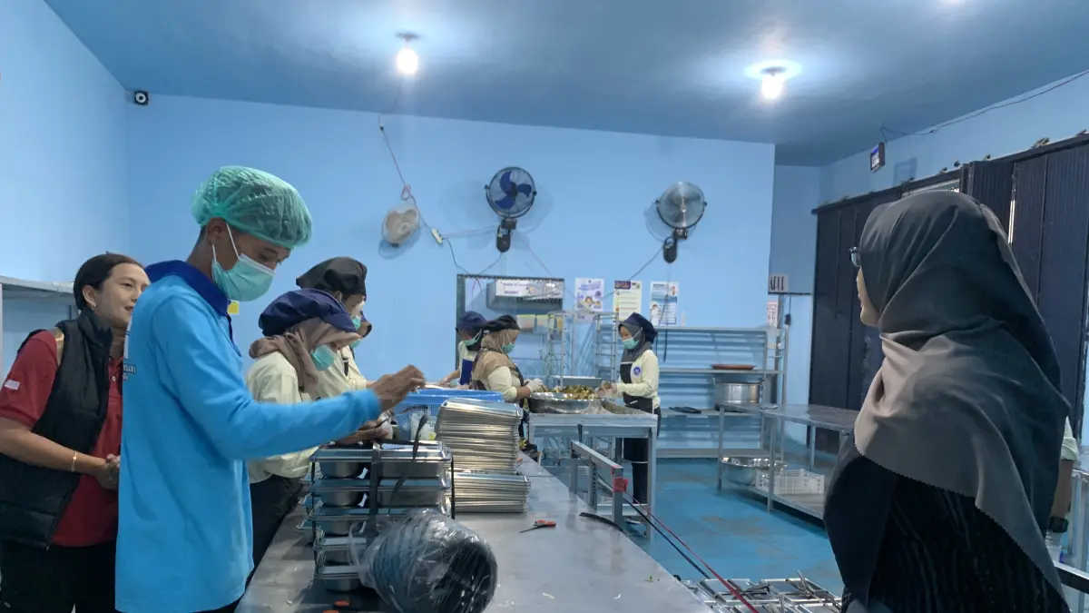 Aktivitas petugas SPPG saat menata menu sebelum didistribusikan ke penerima manfaat di Kabupaten Temanggung. (Dok Jawa Pos Radar Magelang)