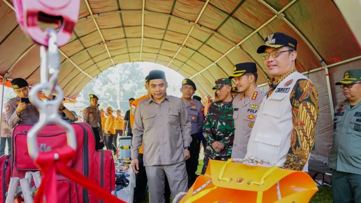 Bupati Magelang Grengseng Pamuji mengecek peralatan usai Apel Siaga Antisipasi Kekeringan dan Kebakaran Hutan dan Lahan (Karhutla), Jumat (7/8/2026).&nbsp;