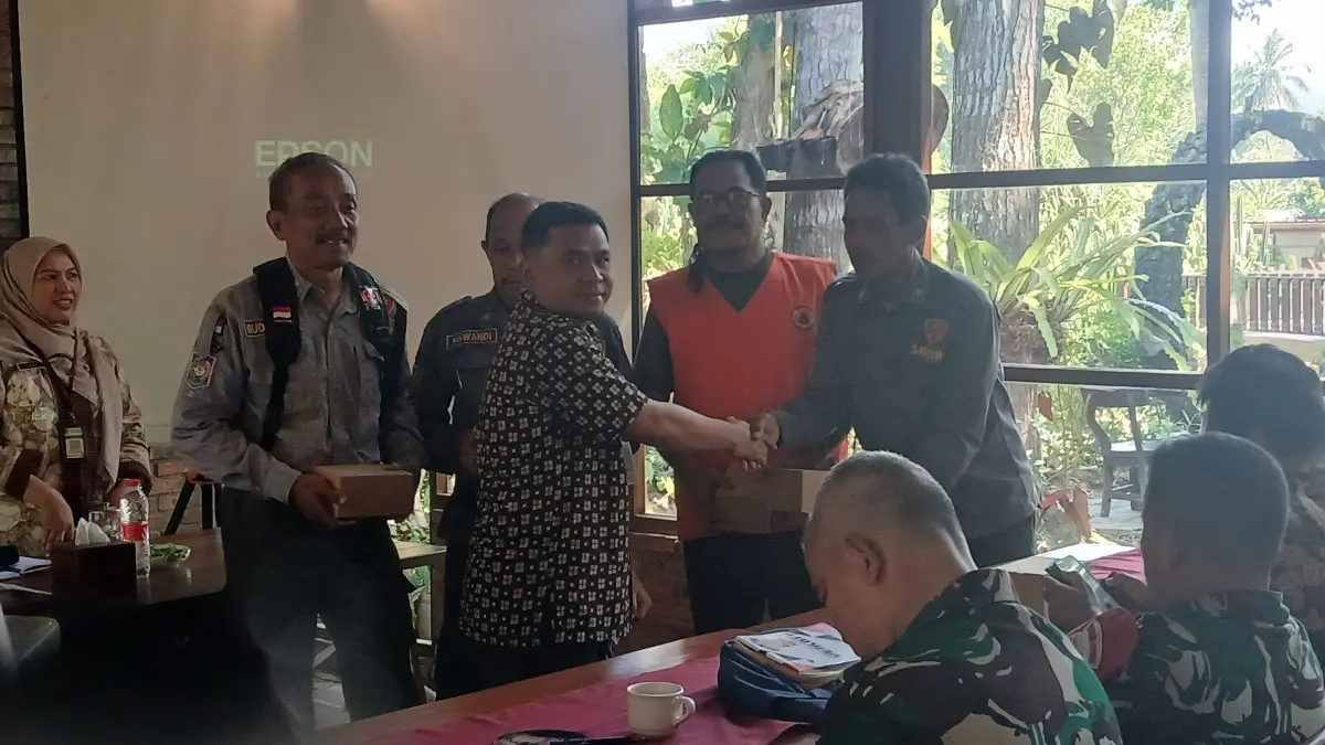 Koordinator DBHCHT Provinsi Jawa Tengah, Andreas menyerahkan hadiah kepada peserta yang mengajukan pertanyaan saat sosialalisasi di Nalendro Café Borobudur, Kamis (9/7/2026) yang diadakan Disdagkop UKM setempat. (Lis Retno Wibowo/Jawa Pos Radar Magelang).