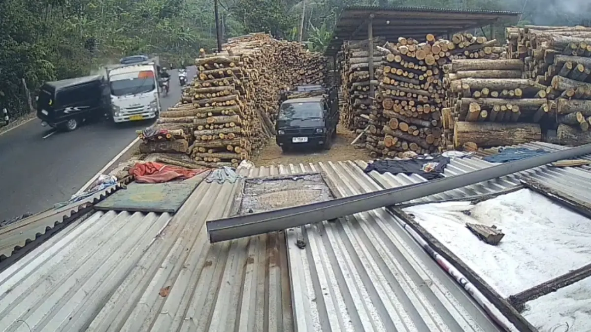 Minibus menabrak truk pengangkut semen, di kawasan Sikowang, Sapuran. (Istimewa)
