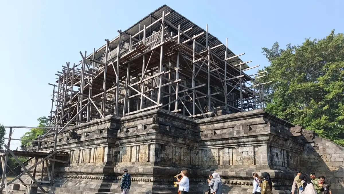 Pemugaran tahap kedua Candi Mendut Kabupaten Magelang dimulai. Selama proses pemugaran, candi ditutup total selama satu tahun hingga 5 Agustus 2027. (ROFIK SYARIF/ JAWA POS RADAR MAGELANG)