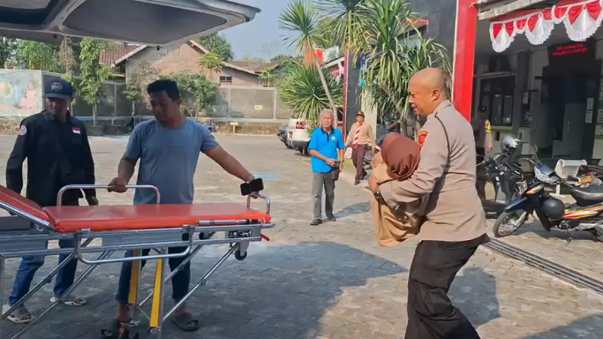 Salah satu siswa SMPN 3 Candimulyo dirujuk dari Puskesmas ke RSUD Merah Putih, karena mengalami keracunan, Jumat (7/8/2026). (ROFIK SYARIF/ JAWAPOS RADAR MAGELANG)